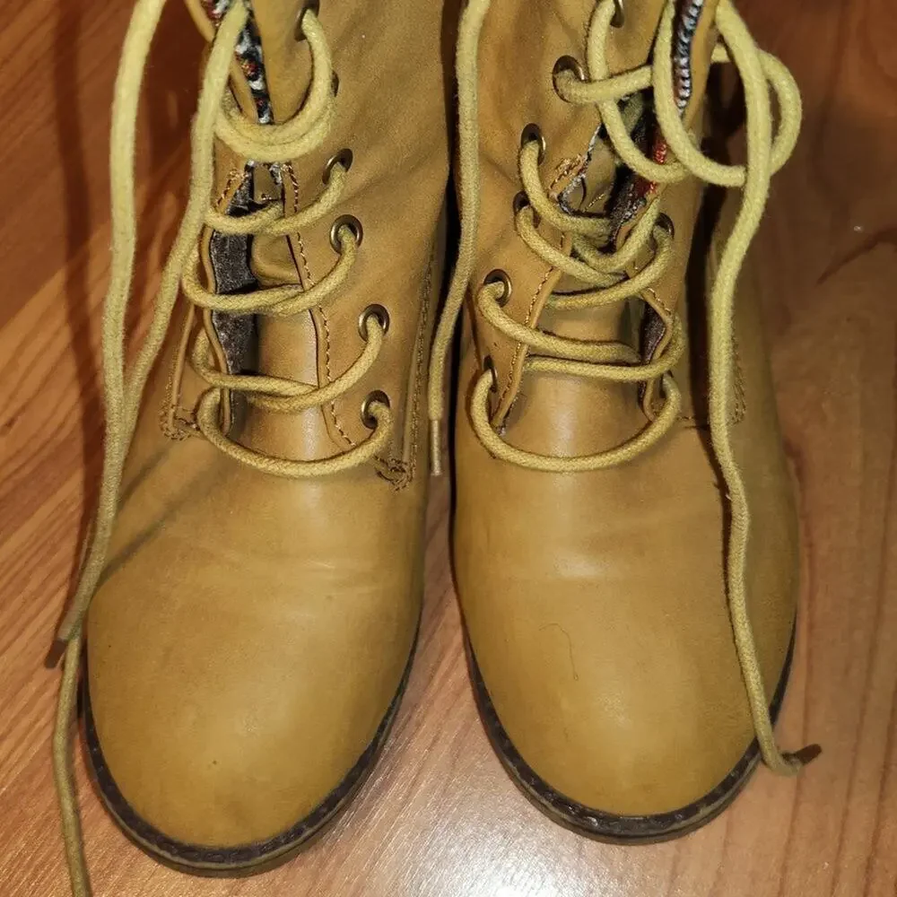 Mid Calf Boots on low heels sz6 Lace Up || EUC